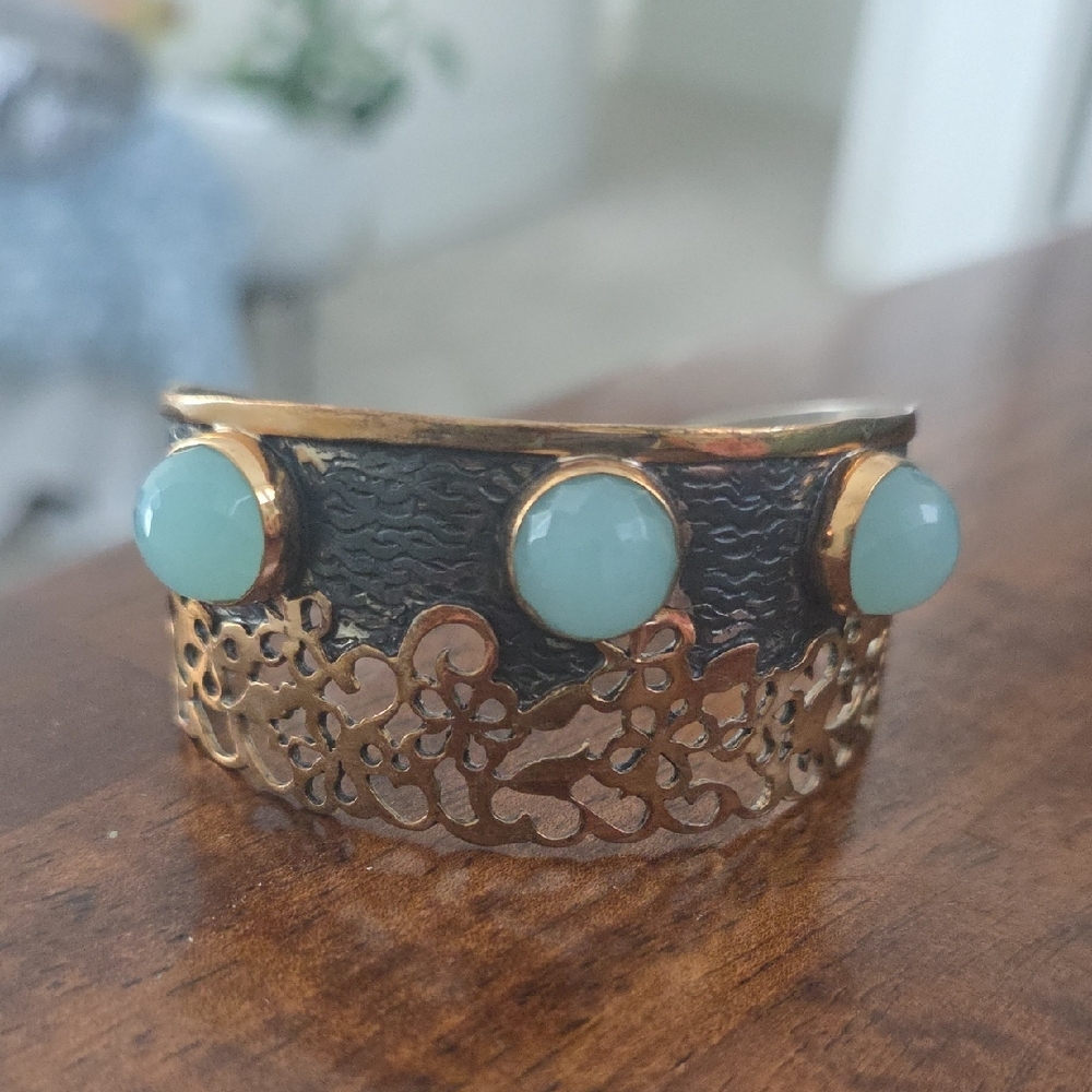 Elegant Gold and Green Women's Bracelet - Picture 4 of 8